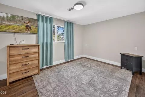 Bedroom - 63928 Sunset Dr, Bend, OR 97703 photo 4 of 8