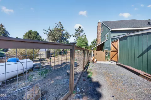 Exterior - 63928 Sunset Dr, Bend, OR 97703 photo 7 of 8