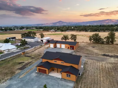 1213 Casino Rd, Medford, OR 97501