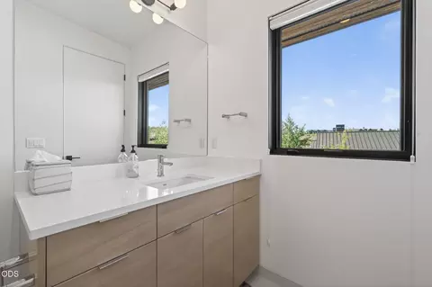 Bath - 61404 SW Skene Trl, Bend, OR 97702 photo 7 of 8