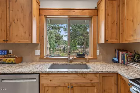 Kitchen - 19563 Apache Rd, Bend, OR 97702 photo 4 of 4