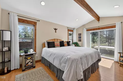 Bedroom - 19563 Apache Rd, Bend, OR 97702 photo 1 of 4