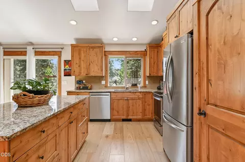 Kitchen - 19563 Apache Rd, Bend, OR 97702 photo 3 of 4