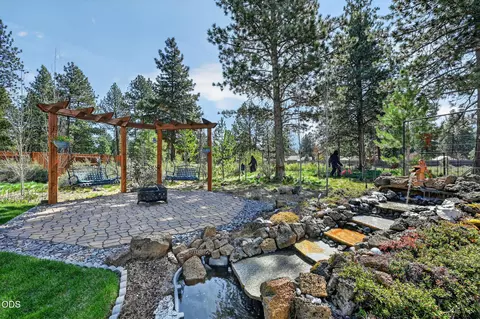 Exterior - 19563 Apache Rd, Bend, OR 97702 photo 13 of 16