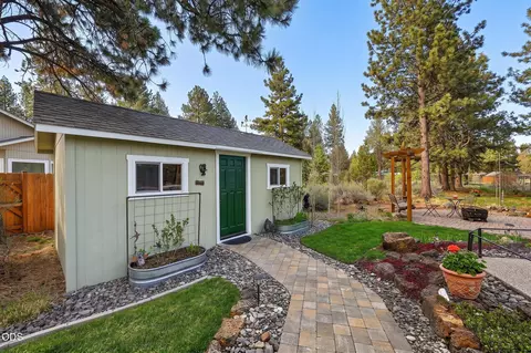 Exterior - 19563 Apache Rd, Bend, OR 97702 photo 11 of 16