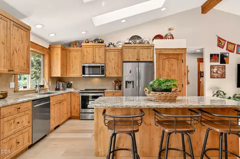 Kitchen - 19563 Apache Rd, Bend, OR 97702 photo 1 of 4