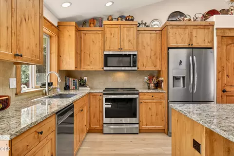 Kitchen - 19563 Apache Rd, Bend, OR 97702 photo 2 of 4