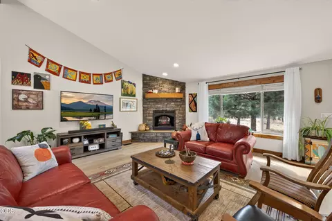 Living - 19563 Apache Rd, Bend, OR 97702 photo 1 of 3