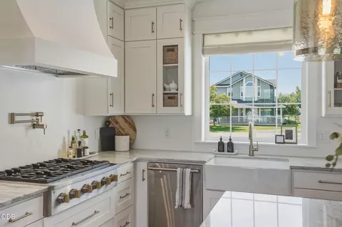 Kitchen - 21493 Bradetich Loop, Bend, OR 97701 photo 3 of 5
