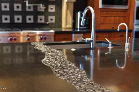 Kitchen - 65862 Bearing Dr, Bend, OR 97701 photo 4 of 7