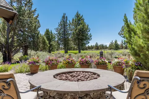 Exterior - 65862 Bearing Dr, Bend, OR 97701 photo 7 of 8