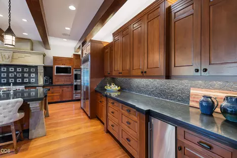 Kitchen - 65862 Bearing Dr, Bend, OR 97701 photo 6 of 7