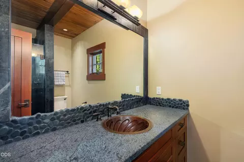 Bath - 65862 Bearing Dr, Bend, OR 97701 photo 10 of 11