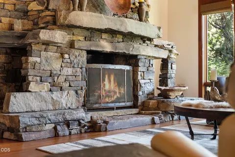 Living - 65862 Bearing Dr, Bend, OR 97701 photo 2 of 3