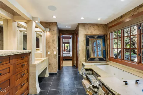 Bath - 65862 Bearing Dr, Bend, OR 97701 photo 2 of 11