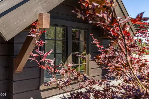 Exterior - 65862 Bearing Dr, Bend, OR 97701 photo 5 of 8