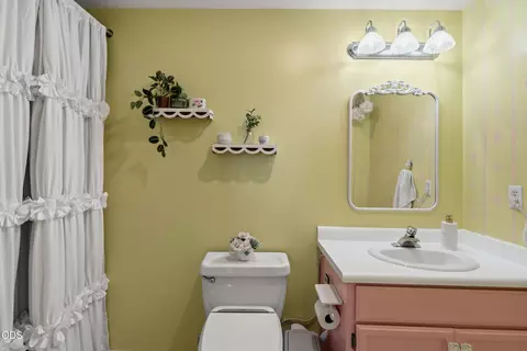 Bath - 472 Phyllis Dr, Eagle Point, OR 97524 photo 2 of 5