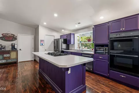 Kitchen - 472 Phyllis Dr, Eagle Point, OR 97524 photo 2 of 4