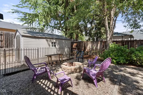 Exterior - 472 Phyllis Dr, Eagle Point, OR 97524 photo 5 of 7