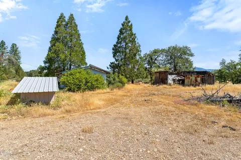 Exterior - 699 Pine Cone Dr, Cave Junction, OR 97523 photo 2 of 5