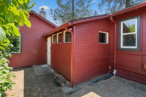 Exterior - 105 Maple St, Phoenix, OR 97535 photo 4 of 11