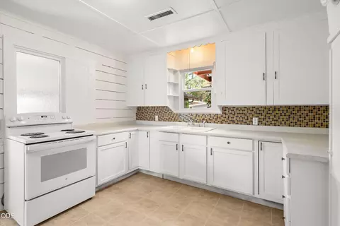 Kitchen - 105 Maple St, Phoenix, OR 97535 photo 1 of 2