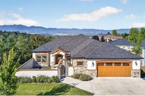 670 Forest Ridge Dr, Medford, OR 97504