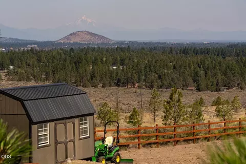 Exterior - 59639 Saskatoon Ln, Bend, OR 97702 photo 2 of 11