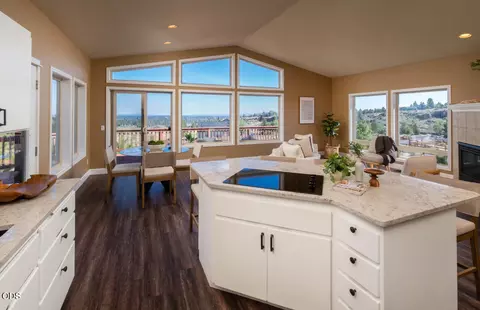 Kitchen - 59639 Saskatoon Ln, Bend, OR 97702 photo 2 of 3