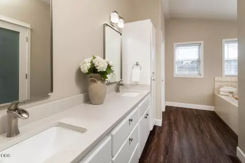 Bath - 59639 Saskatoon Ln, Bend, OR 97702 photo 2 of 5