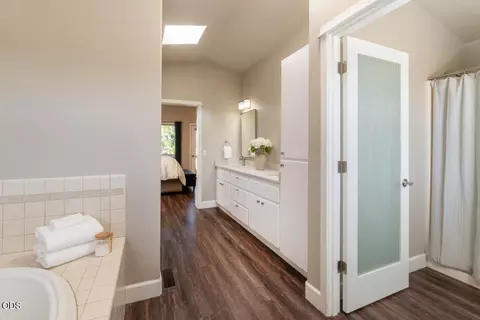 Bath - 59639 Saskatoon Ln, Bend, OR 97702 photo 4 of 5
