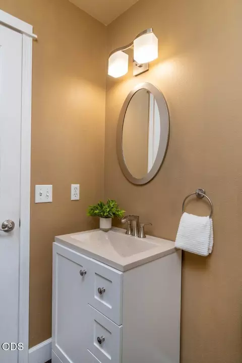 Bath - 59639 Saskatoon Ln, Bend, OR 97702 photo 1 of 5