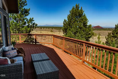 Exterior - 59639 Saskatoon Ln, Bend, OR 97702 photo 6 of 11
