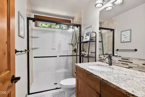 Bath - 60134 Turquoise Rd, Bend, OR 97702 photo 4 of 4
