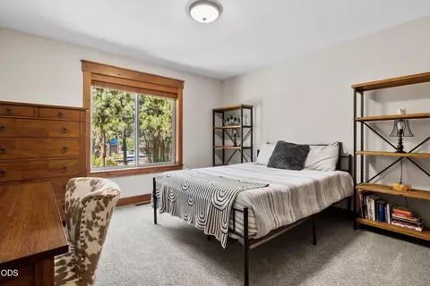 Bedroom - 60134 Turquoise Rd, Bend, OR 97702 photo 4 of 7