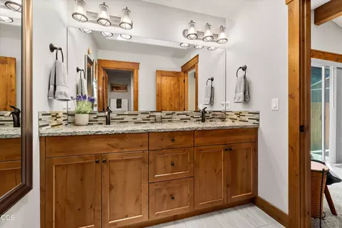 Bath - 60134 Turquoise Rd, Bend, OR 97702 photo 2 of 4
