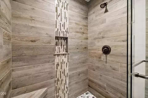 Bath - 60134 Turquoise Rd, Bend, OR 97702 photo 3 of 4