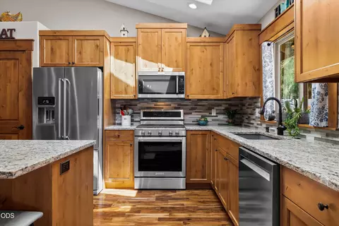 Kitchen - 60134 Turquoise Rd, Bend, OR 97702 photo 3 of 4