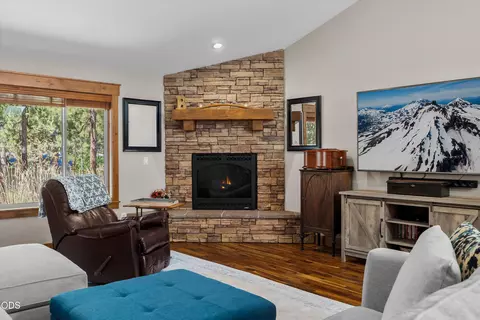 Living - 60134 Turquoise Rd, Bend, OR 97702 photo 3 of 5