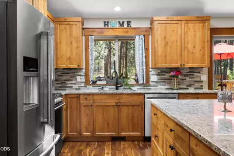 Kitchen - 60134 Turquoise Rd, Bend, OR 97702 photo 2 of 4