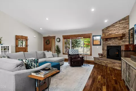 Living - 60134 Turquoise Rd, Bend, OR 97702 photo 4 of 5
