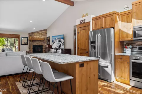 Kitchen - 60134 Turquoise Rd, Bend, OR 97702 photo 4 of 4