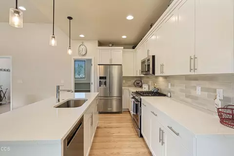 Kitchen - 63137 Iner Loop, Bend, OR 97701 photo 3 of 4
