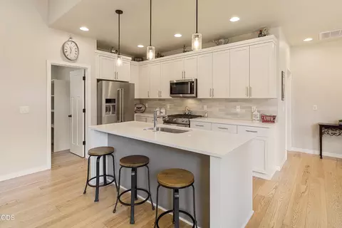 Kitchen - 63137 Iner Loop, Bend, OR 97701 photo 2 of 4
