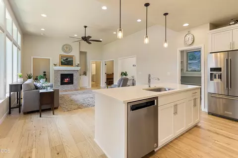 Kitchen - 63137 Iner Loop, Bend, OR 97701 photo 4 of 4