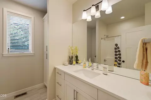Bath - 63137 Iner Loop, Bend, OR 97701 photo 4 of 6