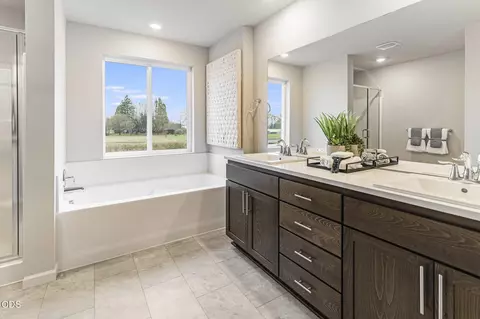 Bath - 63102 NE Henningsen Pl, Bend, OR 97701 photo 4 of 5