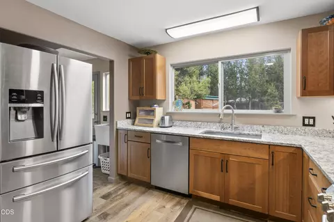 Kitchen - 16191 Twin Dr, La Pine, OR 97739 photo 3 of 7