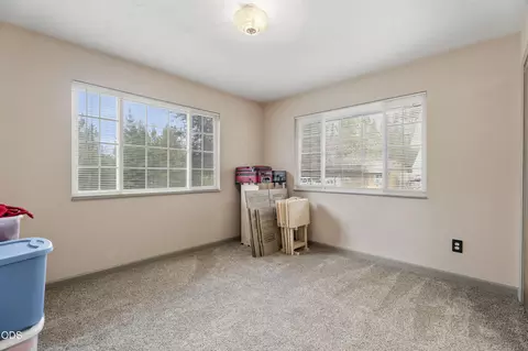 Bedroom - 16191 Twin Dr, La Pine, OR 97739 photo 4 of 5