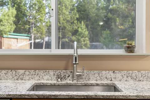 Kitchen - 16191 Twin Dr, La Pine, OR 97739 photo 1 of 7